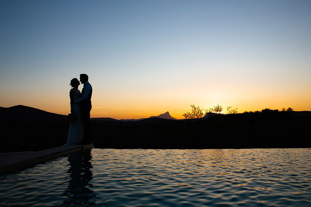 Couple en ombre chinoise au coucher du soleil